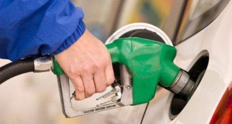 ساخت ۱۳ پالایشگاه نفت متوقف شد/ تاجر بزرگ بنزین به تهران آمد