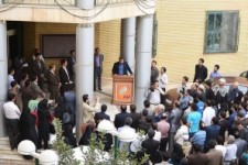 	از قطعی برق سالن همایش تا برگزاری مراسم سرپایی در حیاط دانشگاه 