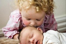  فواید بوسیدن کودکان 