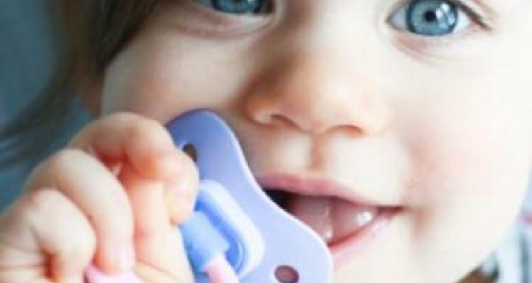  نوازش کردن یکی از راههای تقویت هوش کودک 