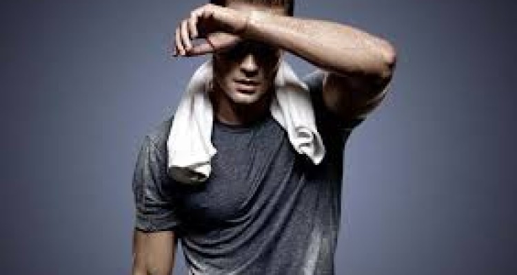  عرق کردن زیاد نشانه چیست و چگونه آن را برطرف کنیم؟ 