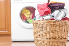 ۱۳ ترفند مفید برای لباس شستن