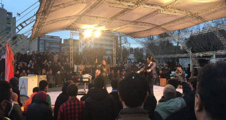 فضای بیرونی «تئاتر فجر» گرم‌تر از فضای داخلی/خیابانی‌ها دیده شدند