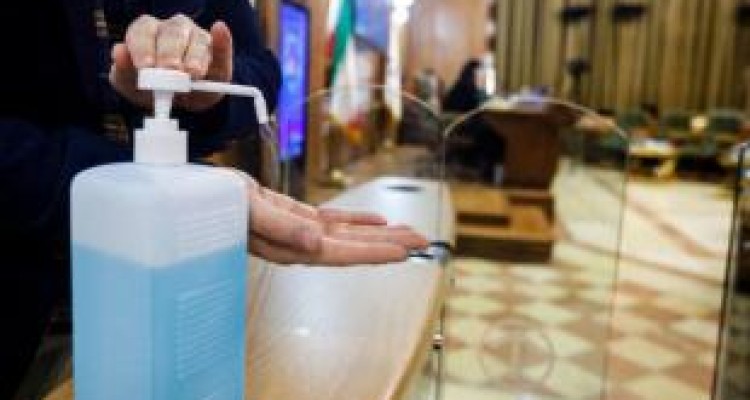 توزیع مواد ضدعفونی دست در داروخانه ها برای عموم مردم 