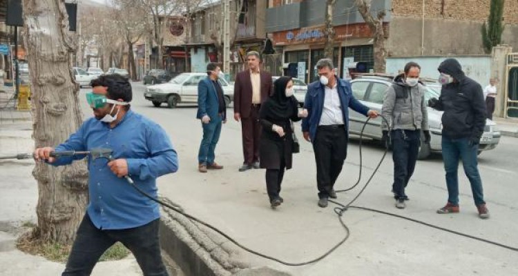 ضد عفونی و شتشوی کامل معابر شهر صحنه به صورت روزانه انجام می شود