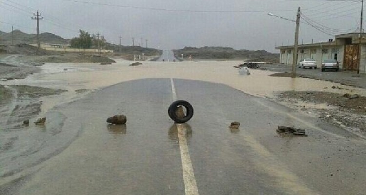 سیلاب راه ارتباطی ۹۱ روستای تفتان و میرجاوه را مسدود کرد