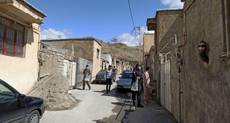 ۵۰۰ عدد مواد ضد عفونی توسط پایوران و بسیجیان سپاه شهرستان صحنه توزیع شد