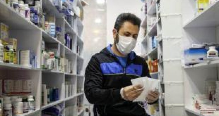 توزیع روزانه ۲۰ هزار عدد ماسک در داروخانه‌های کرمانشاه 