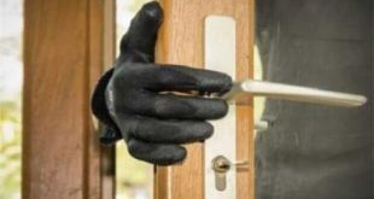 شهروندان مراقب افراد سارق به بهانه اخذ تست کرونا باشند 