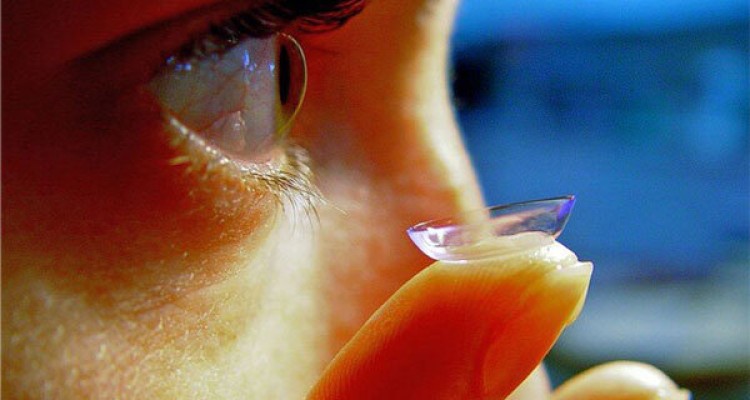 لنزهای تماسی در روزهای کرونایی استفاده نشود 