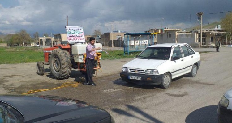 ضد عفونی خودرو های عبوری صحنه توسط خادمین موکب حضرت ام البنین س