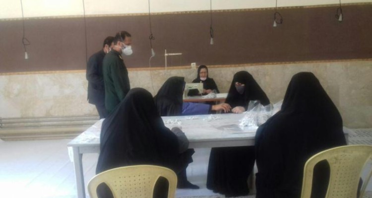 فرمانده ناحیه مقاومت بسیج سپاه شهرستان صحنه از کارگاه تولید ماسک شهید سلیمانی بازدید کرد