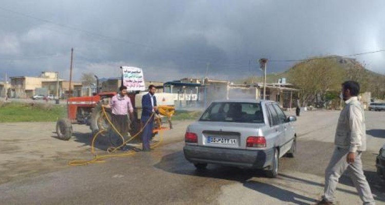 	ضد عفونی خودرو های عبوری صحنه توسط خادمین موکب حضرت ام البنین س 