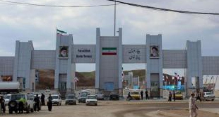تداوم تجارت در فعال‌ترین مرز غربی /پرویزخان پنجه‌‌در‌پنجه کرونا 