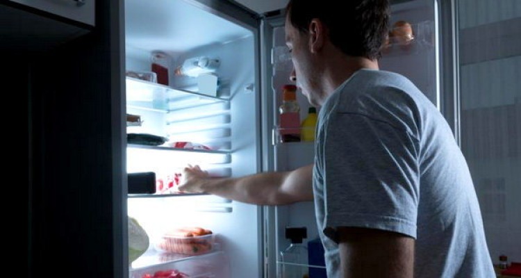 غذا خوردن قبل از خواب چربی سوزی را کاهش می دهد