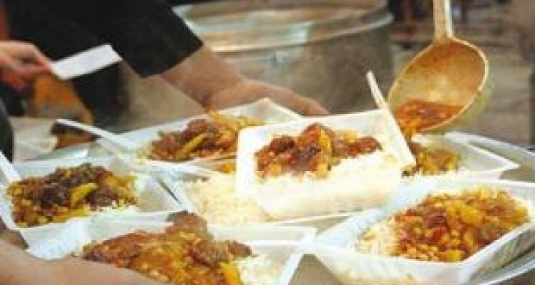 توزیع روزانه ۴۰۰ پرس غذای گرم میان نیازمندان سنقروکلیایی تا پایان ماه رمضان 