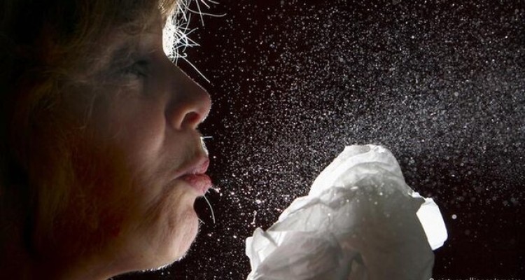  شیوع کرونا: ریزذرات بزاقی چقدر خطرناکند؟