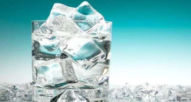  آسیب‌هایی که نوشیدن آب یخ به بدن شما می‌زند!