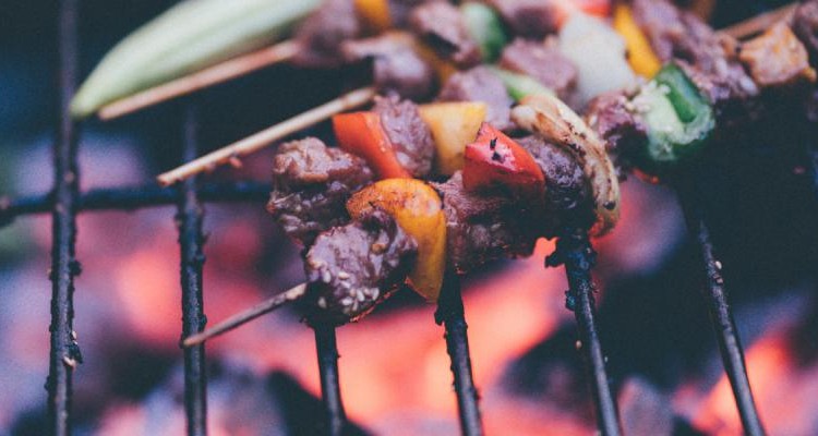 مزه دار کردن گوشت چنجه با مرینیت یونانی