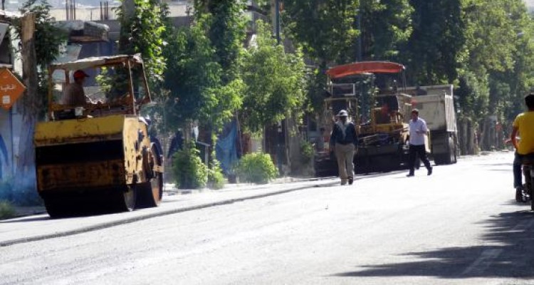 روزانه ۲۰۰تن آسفالت در سطح معابر شهر صحنه توزیع می شود