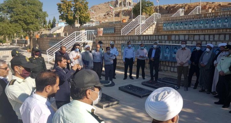 مزار شهدای شهرستان کنگاور به مناسبت هفته قوه قضاییه غبار روبی و عطر افشانی شد