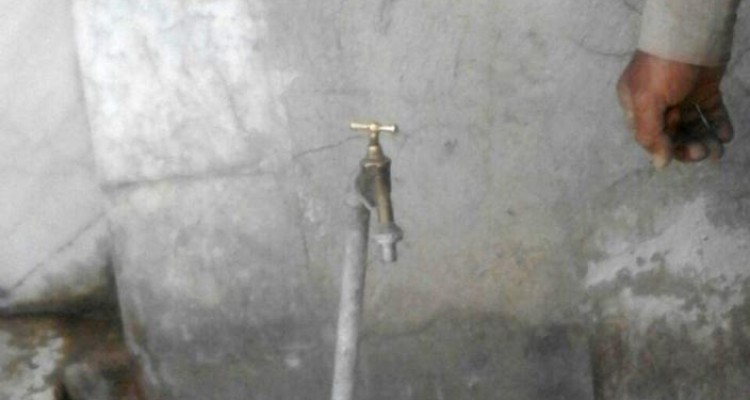 مشکل آب شرب روستاییان صحنه دردی کهنه که به حال خود راها شده است