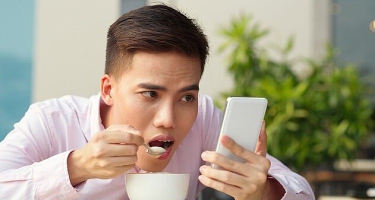 استفاده زیاد از تلفن همراه باعث "سندرم گردن پیامکی" می‌شود