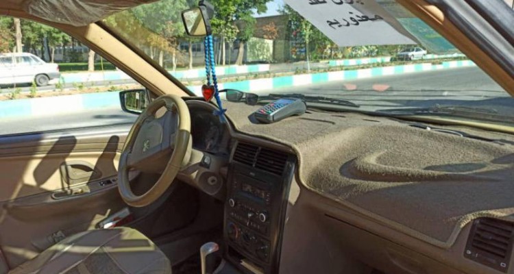 دستگاه کارتخوان بر روی تمام تاکسی‌های صحنه نصب می‌شود