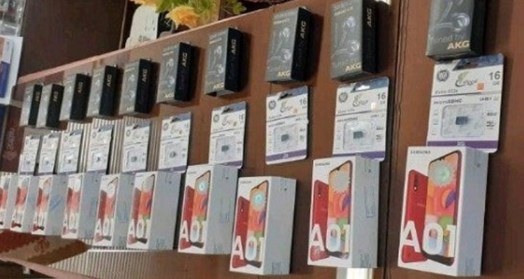  اهدای ۱۰ گوشی تلفن همراه توسط حامی هرسینی به دانش آموزان تحت حمایت