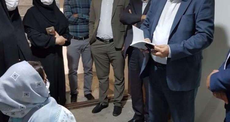 اهدای کتاب شاعر معلول صحنه ای به معاون توانبخشی سازمان بهزیستی کشور