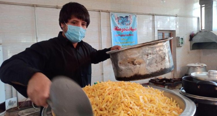 توزیع 700 پرس غذای گرم به همت سپاه ناحیه صحنه بین نیازمندان