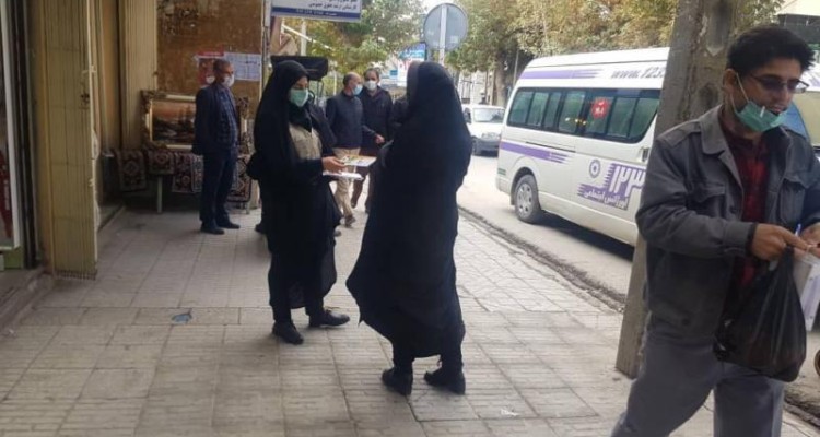 توزیع برورشور های خود مراقبتی توسط تیم اورژانس اجتماعی هرسین + تصویر