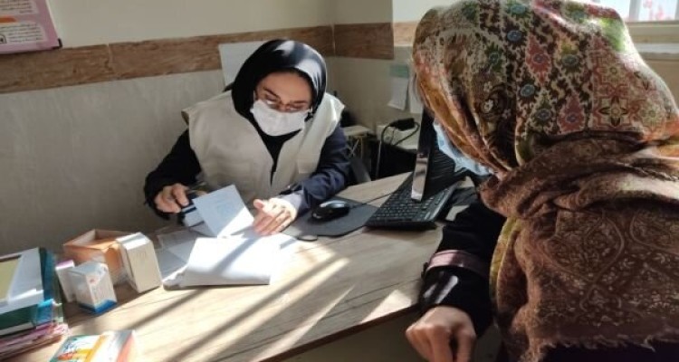 حضور 20 پزشک و ماما در طرح ویزیت رایگان دهه فجر شهرستان صحنه 