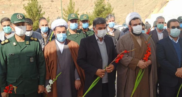 مزار شهدای شهر صحنه غبار روبی و عطر افشانی شد