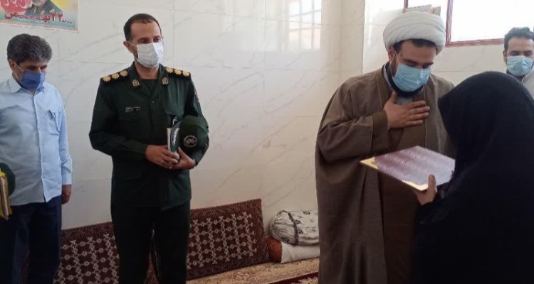 جمعی از مسئولین شهرستان صحنه با خانواده شهدا دیدار کردند