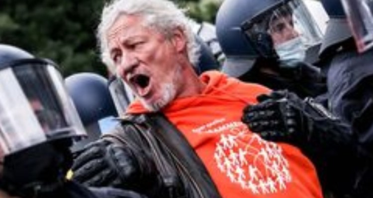 تظاهرات گسترده مردم اروپا در مخالفت با گذرنامه‌های واکسن کرونا + فیلم و عکس