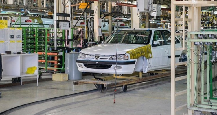 دلایل افزایش قیمت خودرو از زبان یک نماینده / مسابقه افزایش قیمت بازار و کارخانه ادامه‌دار شده