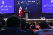 وقتی بعد سال‌ها نطق حامیان روحانی باز می‌شود، اما مقابل رئیسی