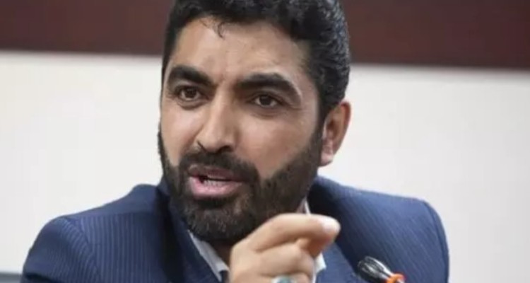 احمد راستینه عنوان کرد: فیفانمی‌تواند برای ماتعیین تکلیف کند/عزیزی‌خادم سوادش رابیشتر کند