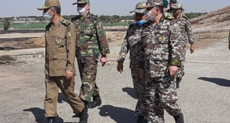 بازدید سرزده فرمانده کل ارتش از منطقه سیل زده کنارک
