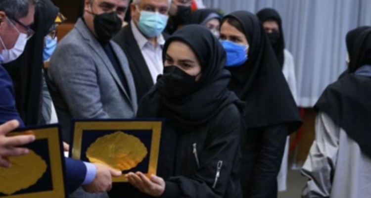 تکراری و نمایشی مانند همایش معرفی بانوی اخلاق؛ بی توجه به شیوع کرونا و دیگر هیچ