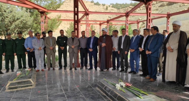 به مناسبت گرامیداشت سالگرد شهداء هفتم تیر قبور مطهر شهداء در شهرستان صحنه غبارروبی و گلباران شد