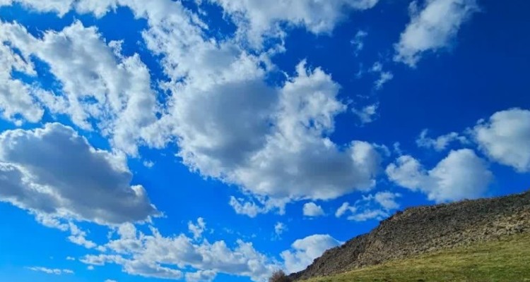 کوه بزآو در شمال شرقی صحنه