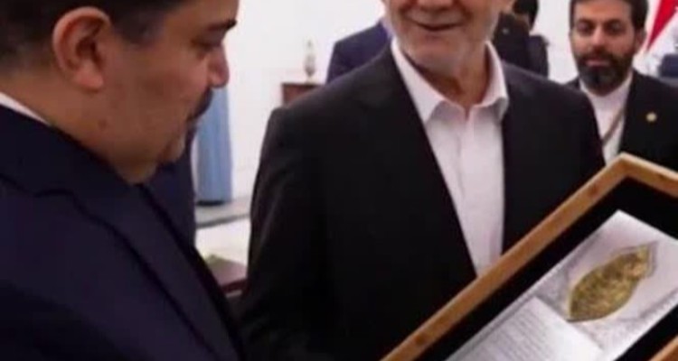 اهدای لوح پیام تقدیر رهبر انقلاب به نخست‌وزیر عراق