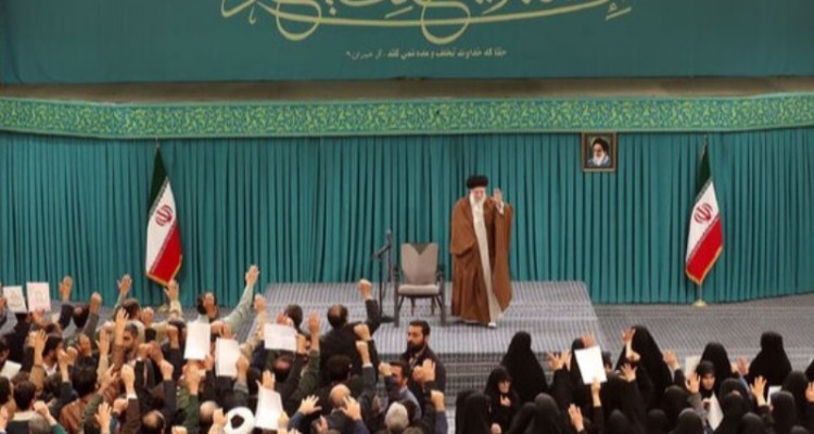 رهبر انقلاب: باید قوی باشیم و هر روز قوی‌تر شویم/ناایمن کردن فضای روانی از اجزای جنگ نرم است