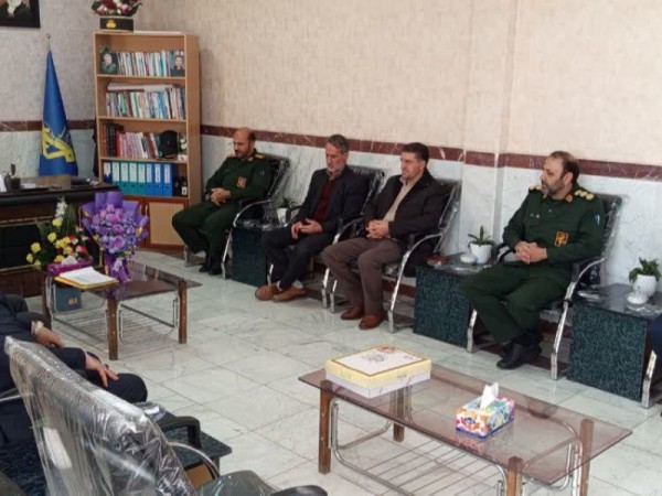 دیدار شهردار و اعضای شورای اسلامی شهر صحنه با فرمانده سپاه ناحیه صحنه به مناسبت روز پاسدار   