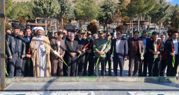 غبارروبی و عطر‌افشانی گلزار شهدای صحنه به مناسبت دهه فجر   