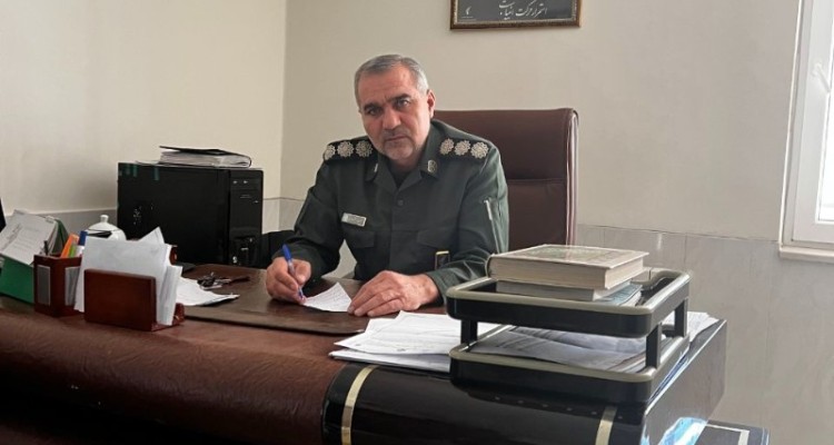 تحویل تابلوفرش‌های منقش به تصاویر شهدای شهرستان صحنه