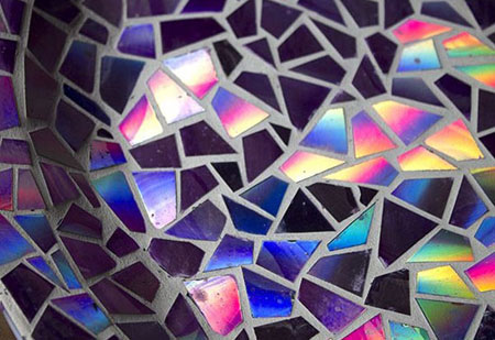 تزئین وسایل قدیمی با تکه های شکسته DVD تزئین وسایل قدیمی با تکه های شکسته DVD