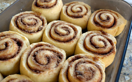  طرز تهیه شیرینی رول دارچینی 